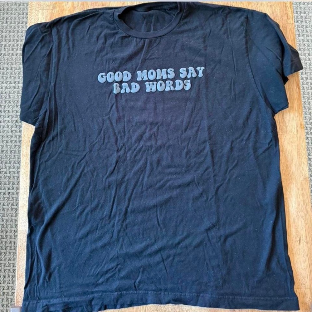 "Good Mom's Say Bad Words" graphic T-shirt Size‎ XL